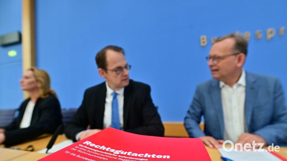 Die Linke plädierte bei einer Pressekonferenz in Berlin für einen Mietendeckel. Bild: Sebastian Gollnow/dpa