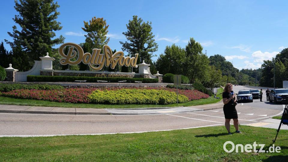 Dolly Parton weihte 1986 den Freizeitpark Dollywood ein. (Archivbild) Bild: Camden Hall/FR172310 AP/AP/dpa
