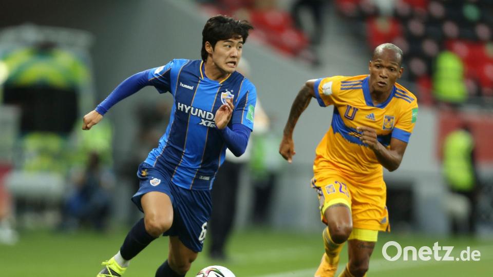 Young-Woo Seol (l) kommt zum FCA. (Archivbild) Bild: Hussein Sayed/AP/dpa