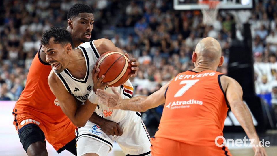 Oscar Da Silva und die deutschen Basketballer gerieten gegen die Niederlande nicht in die Klemme. Bild: Federico Gambarini/dpa