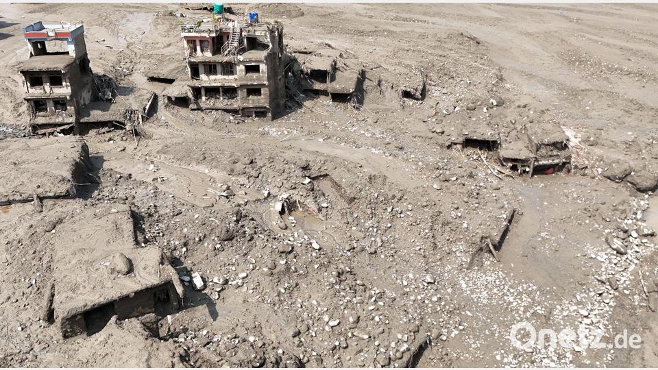 Beschädigte Gebäude und Infrastruktur entlang des angeschwollenen Trishuli-Flusses nach der Sturzflut. Bild: Skanda Gautam/ZUMA Press Wire/dpa