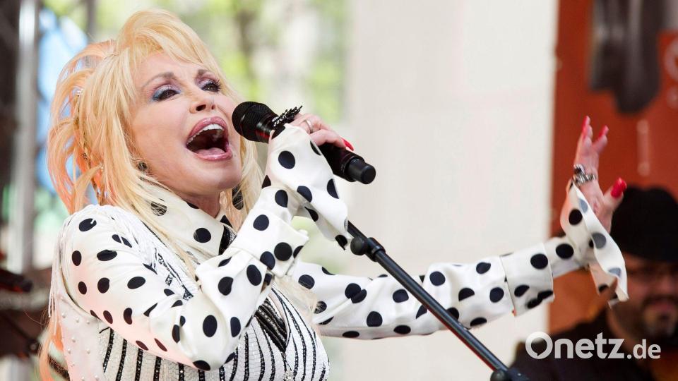 Dolly Parton hat ihren Fans einen geheimen Song hinterlassen. (Archivbild) Bild: Charles Sykes/Invision/AP/dpa