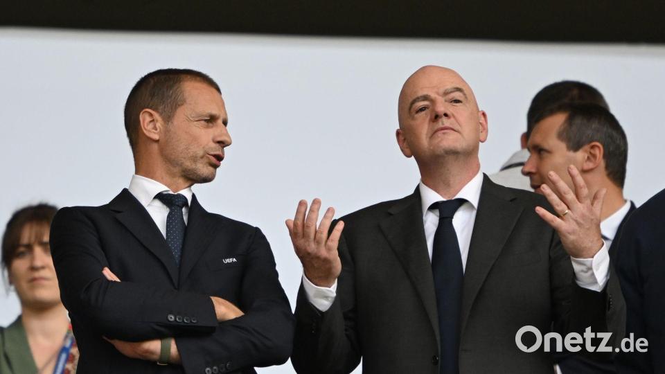 Der Machtkampf der UEFA gegen FIFA-Boss Infantino (r) geht auf juristischem Weg weiter. (Archivbild) Bild: Robert Michael/dpa