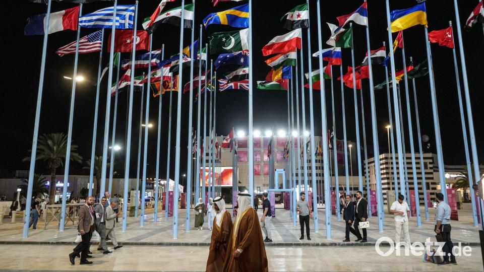 Auf dem Messegelände in Damaskus sind während der Eröffnungsfeier der 63. Internationalen Messe von Damaskus Menschen unterwegs. Bild: Moawia Atrash/dpa