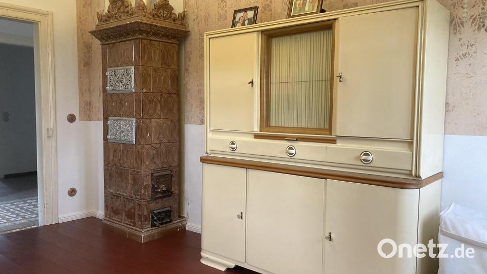 Der Kachelofen und die Anrichte sind historische Möbelstücke. Bild: Stefanie Swann