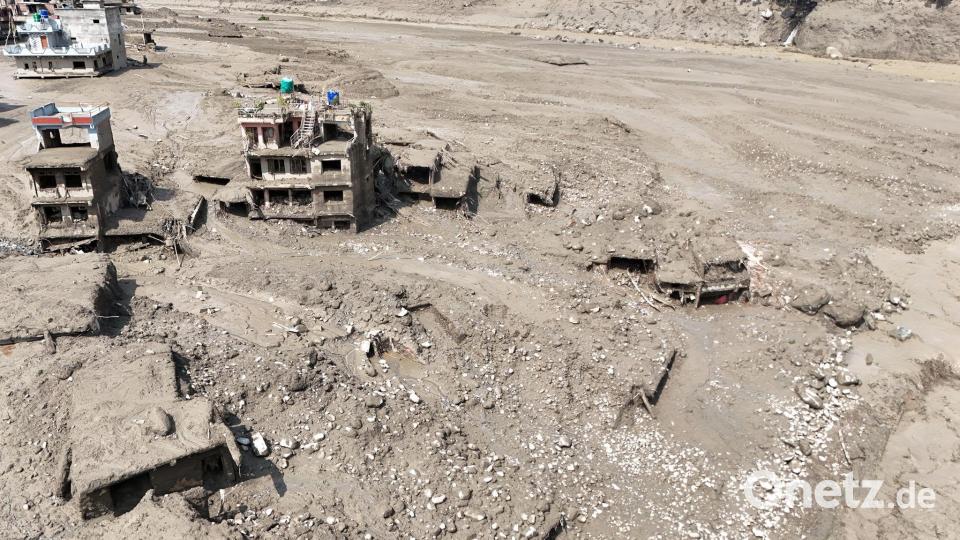 Viele Häuser wurden von den Schlammassen mitgerissen. Bild: Skanda Gautam/ZUMA Press Wire/dpa