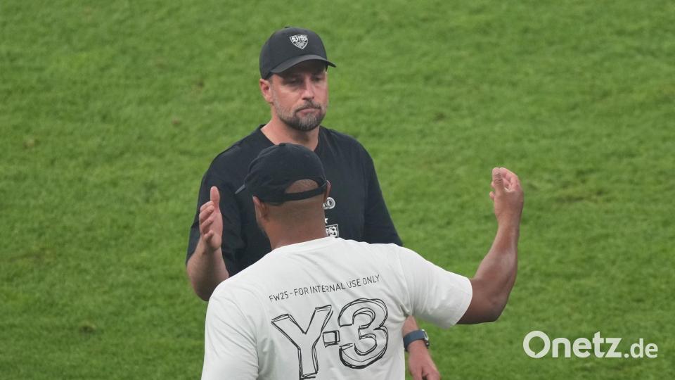 Wer muss diesmal wem gratulieren? VfB-Coach Sebastian Hoeneß und Bayern-Trainer Vincent Kompany (vorne) nach dem DFB-Pokalfinale. (Archivbild) Bild: Soeren Stache/dpa
