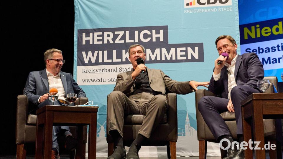Stades Landrat Kai Seefried (l, CDU), Bayerns Ministerpräsident Markus Söder (CSU, M) und der Landesvorsitzende der CDU in Niedersachsen, Sebastian Lechner, haben vor Publikum über ihre politischen Ziele gesprochen. Bild: Georg Wendt/dpa