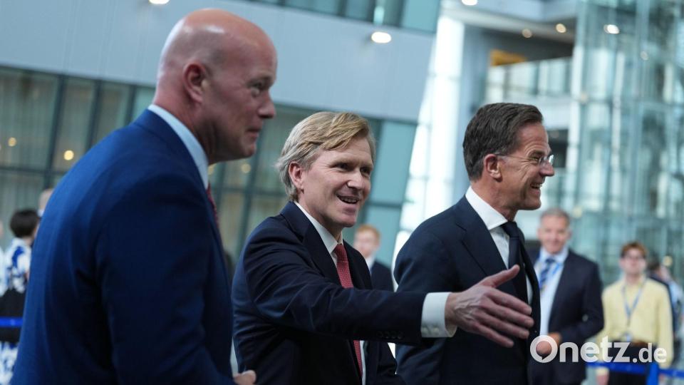 US-Verteidigungsstaatssekretär Elbridge Colby traf in Brüssel unter anderem Nato-Generalsekretär Mark Rutte (r) und US-Nato-Botschafter Matthew Whitaker. Bild: Virginia Mayo/AP/dpa