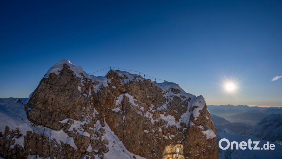 Gut zwei Wochen lang war 2025 der Gipfel wegen der Restaurierung des Kreuzes nackt. (Archivbild) Bild: Peter Kneffel/dpa