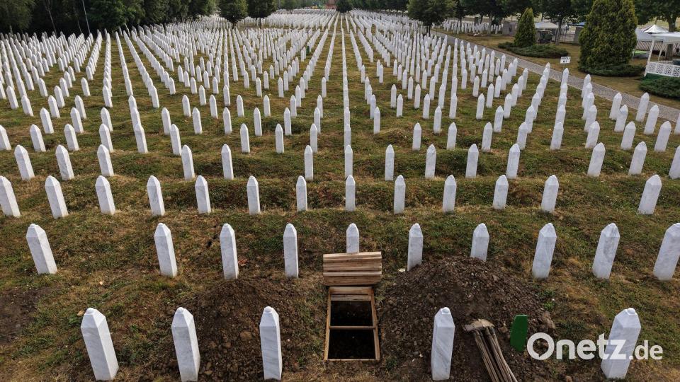Die Toten von Srebrenica künden von den Verbrechen von Mladic. (Archivbild) Bild: Armin Durgut/AP/dpa