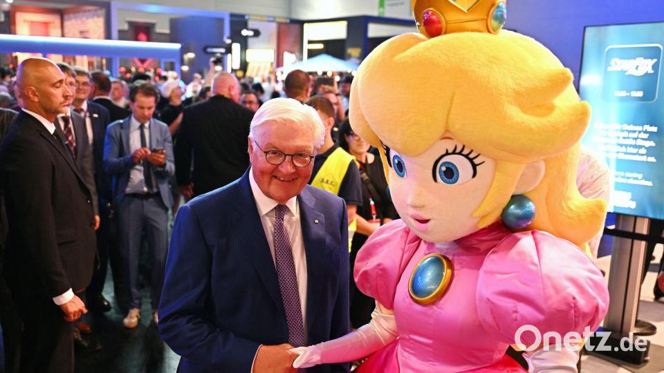 Bei seinem Messerundgang traf Steinmeier eine Figur aus dem Super-Mario-Kosmos: Prinzessin Peach. Bild: Wolf von Dewitz/dpa