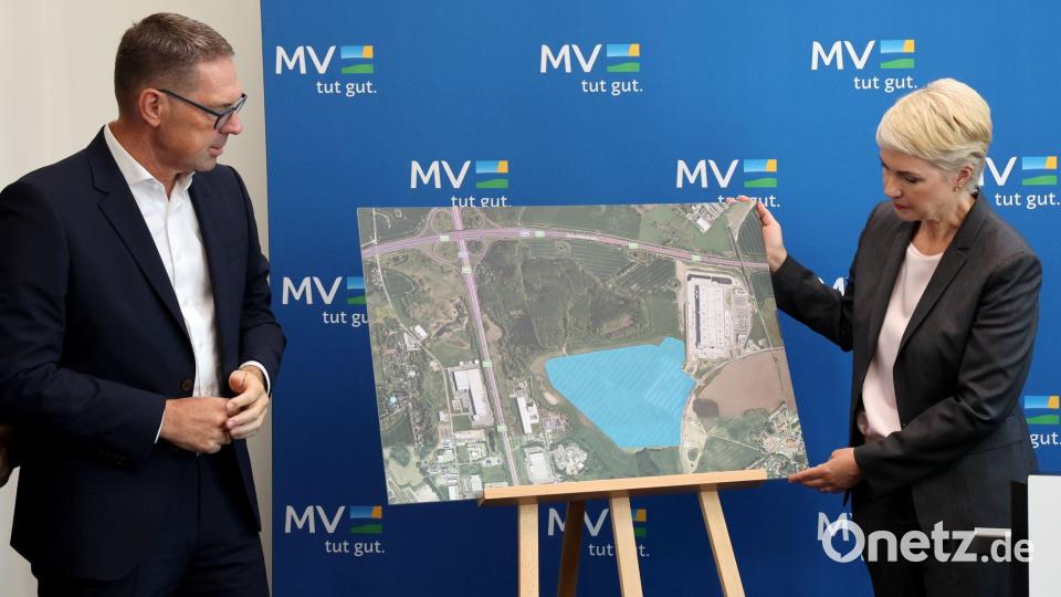Schwarz-Chef Chrzanowski und Mecklenburg-Vorpommerns Ministerpräsidentin Schwesig stellen den Plan für das neue Rechenzentrum bei Rostock vor. Bild: Bernd Wüstneck/dpa