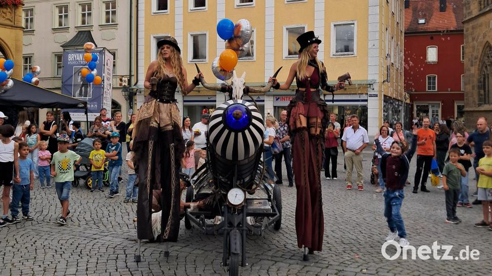 Die beliebte Stelzenläufer-Gruppe vom letzten Jahr wird auch dieses Jahr wieder bei "I Am Unique" in der Amberger Altstadt dabei sein. Archivbild: Zorka Dotto