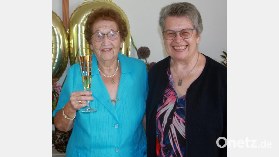 Brigitte Busl beglückwünschte die Jubilarin als Vertreterin der Evangelischen Kirchengemeinde. Bild: Werner Robl