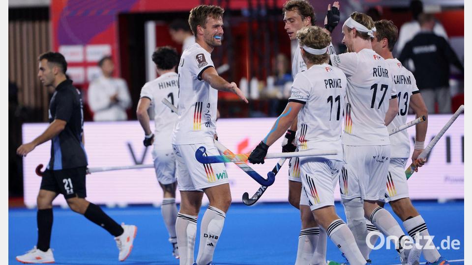 Torschütze Justus Weigand (l.) bejubelt mit seinen Mitspielern die Führung. Bild: Omar Havana/AP/dpa