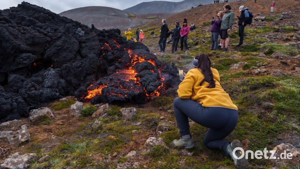 Die Insel mit ihren aktiven Vulkanen zieht jedes Jahr viele Touristen an. Hauptwirtschaftszweig ist aber die Fischerei. (Archivbild) Bild: Marco di Marco/AP/dpa