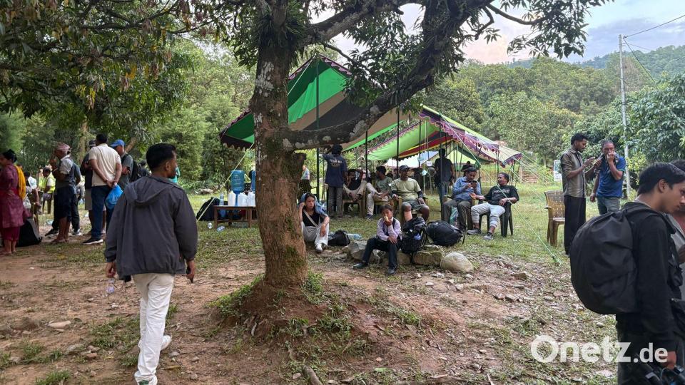 Überlebende der Sturzflut in Nepal finden Schutz in einem Armeecamp. Bild: Dirk Godder/dpa