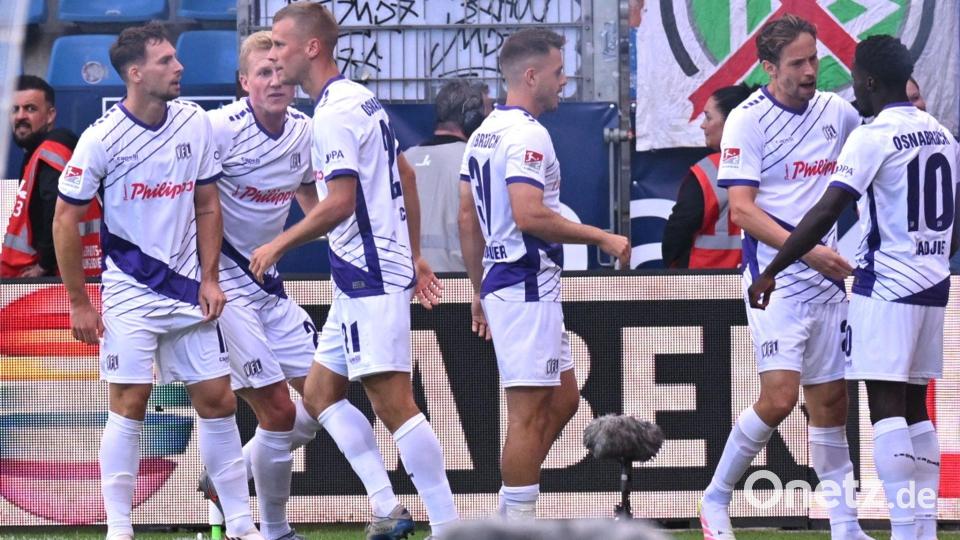 Die Osnabrücker bejubeln den 1:0-Führungstreffer durch Ismail Badjie (ganz rechts). Bild: David Inderlied/dpa