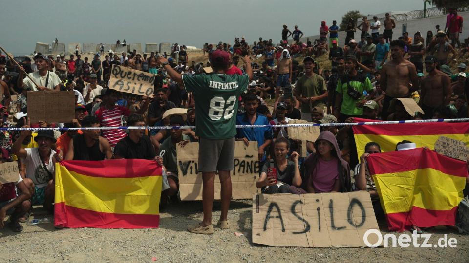 Tausende Migranten in Ceuta wollen nicht zurück nach Marokko. Sie hoffen auf ein besseres Leben in Spanien. (Archivbild) Bild: Sven Kaeuler/dpa