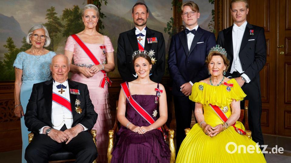 Harald V. (vorne l) im Kreise seiner Familie. (Archivbild) Bild: Lise Åserud/NTB/dpa