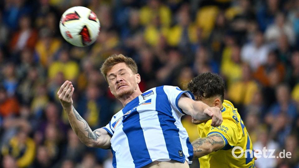 Im Kopfballduell: Sebastian Grönning von Hertha BSC und Kevin Ehlers von Eintracht Braunschweig. Bild: Swen Pförtner/dpa