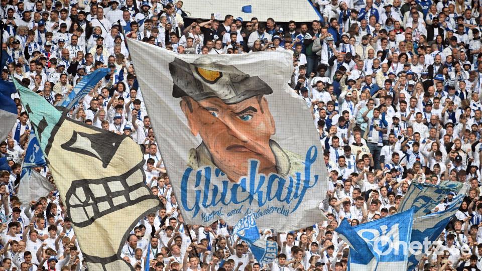 Die Schalker Fans fiebern dem Bundesligastart entgegen. (Archivbild) Bild: Bernd Thissen/dpa