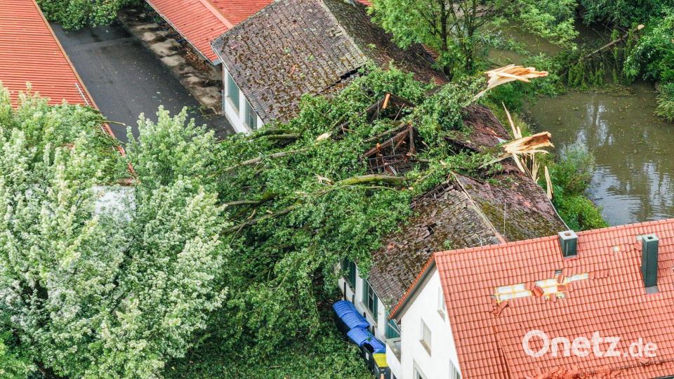 Baden-Württemberg: Sturmschäden nach schwerem Unwetter – Bäume auf Dach Bild: Jason Tschepljakow/dpa