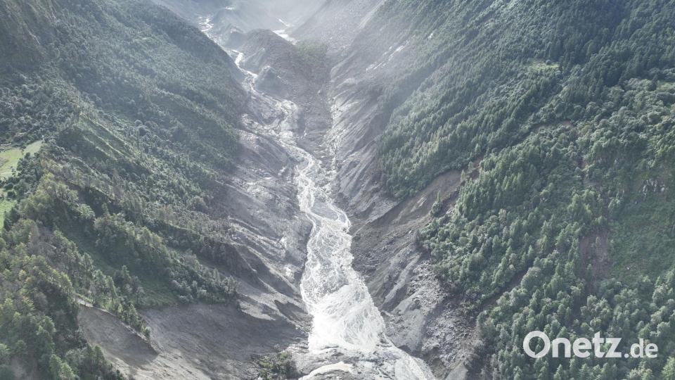 Ein Drohnenfoto zeigt ein von der Sturzflut betroffenes Gebiet. Bild: Jigme Dorje/XinHua/dpa