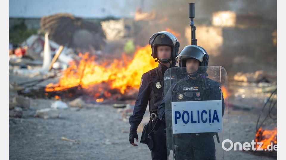 In Spaniens Nordafrika-Exklave Ceuta haben einheimische Demonstranten ein Migranten-Lager in Brand gesetzt. Bild: Marcos Moreno/EUROPA PRESS/dpa