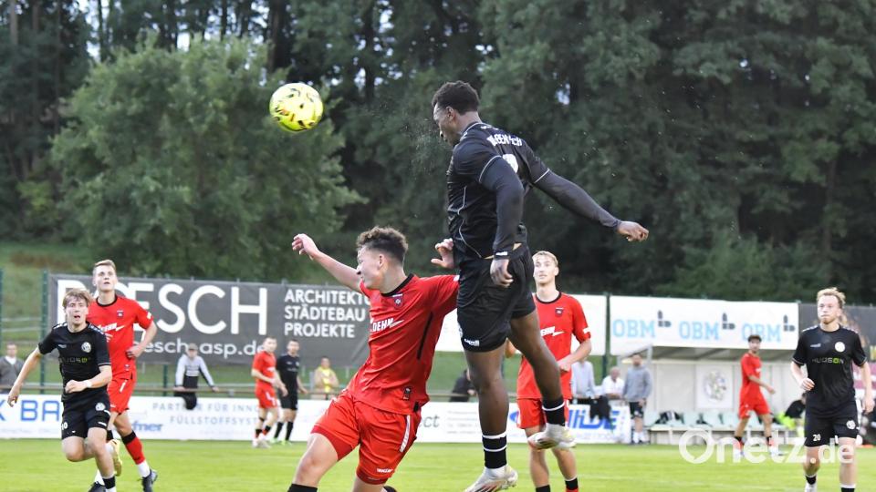 Jean Paul Ajala-Alexis (schwarzes Trikot) von der DJK Gebenbach köpft das 1:0. Später legte er das 2:0 nach. Bild: Hubert Ziegler