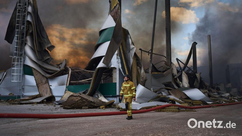 Ein Feuerwehrmann geht nach russischen Drohnenangriffen am Stadtrand von Kiew an einem zerstörten Lagerhaus vorbei. Bild: Francisco Seco/AP/dpa