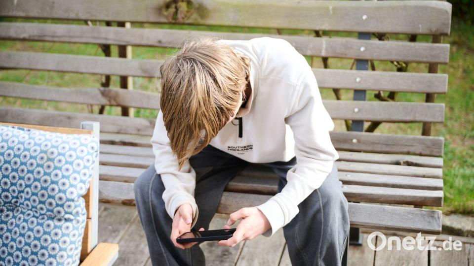 Kinder und Jugendliche brauchen aus Sicht von Verbraucherschützern keine bloßen Nutzungsgrenzen, sondern Plattformen, die von vornherein sicher sind. (Symbolbild) Bild: Annette Riedl/dpa