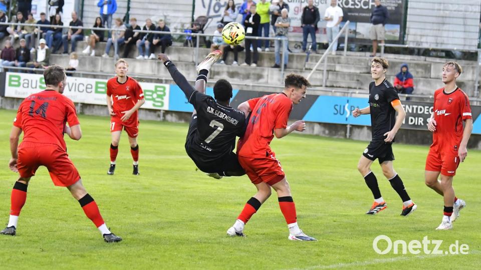 Per Fallrückzieher erzielt Jean Paul Ajala-Alexis (schwarzes Trikot, Dritter von links) von der DJK Gebenbach das 2:0. Bild: Hubert Ziegler