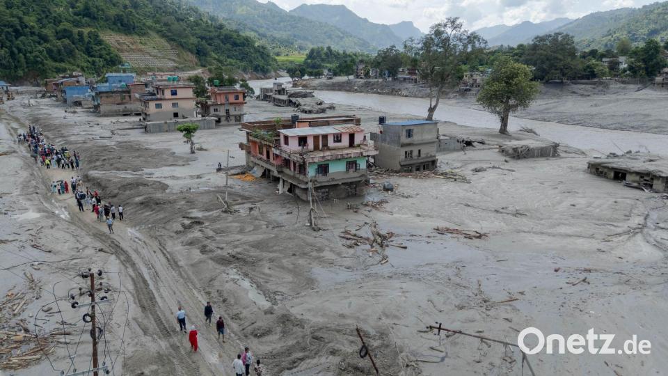 Die von der staatlichen chinesischen Nachrichtenagentur Xinhua zur Verfügung gestellte Aufnahme mit einer Drohne zeigt einen Blick auf ein von einer Sturzflut getroffenes Gebiet in Nepal. Bild: Sulav Shrestha/XinHua/dpa