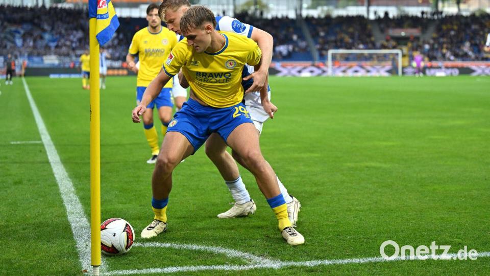 Lukas Frenkert von Eintracht Braunschweig (vorne) wird vom Berliner Julian Eitschberger bedrängt. Bild: Swen Pförtner/dpa