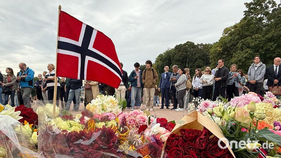 Oslo: Blumenmeer vor dem Königlichen Schloss – Norwegen trauert um König Harald V. Bild: Julia Wäschenbach/dpa