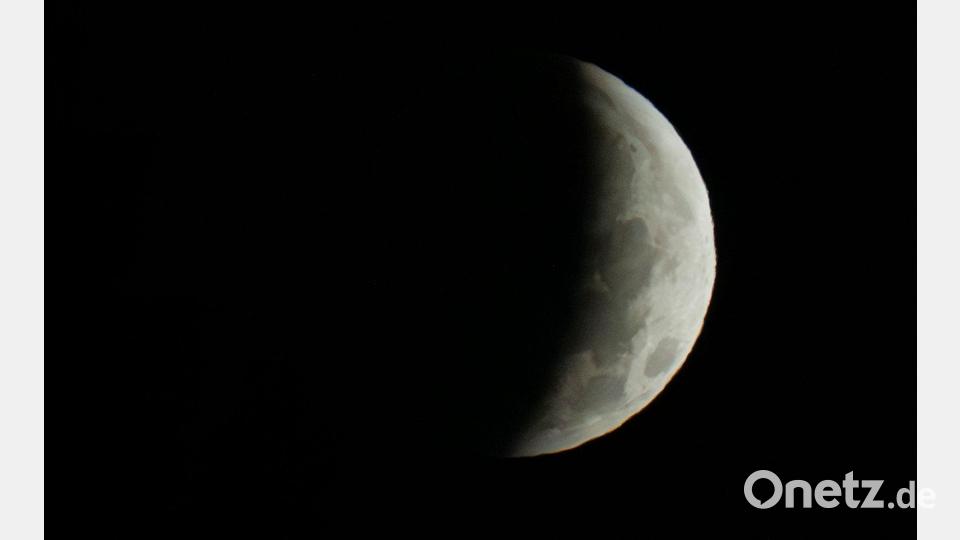 Auch in Bayern war die partielle Mondfinsternis zu sehen. Bild: Peter Kneffel/dpa