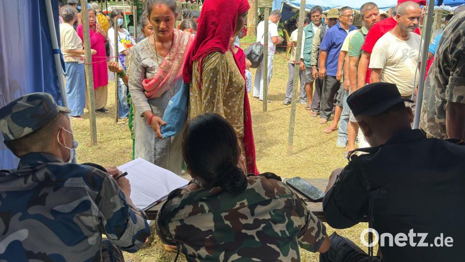 Die Armee brachte zahlreiche Menschen mit Hubschraubern in Sicherheit. Bild: Rajesh Kumar Singh/AP/dpa