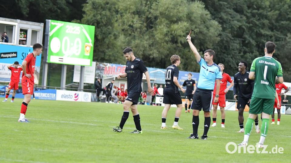 Schiedsrichter Stefan Klerner zeigt Nico Ott vom ASV Neumarkt die Rote Karte. Bild: Hubert Ziegler
