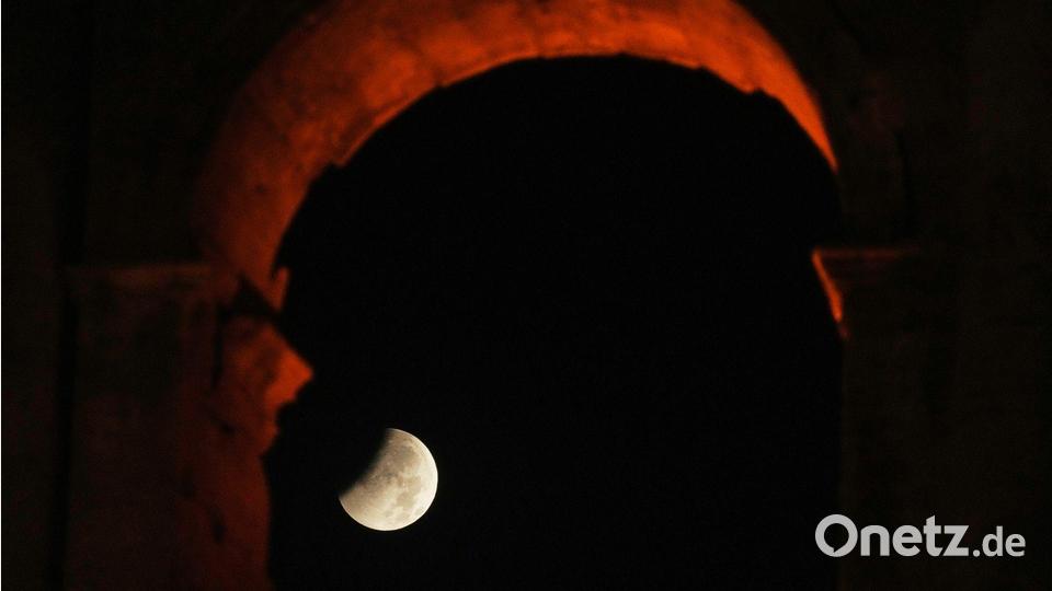 In Rom ging der Mond während der partiellen Finsternis hinter dem Kolosseum unter. Bild: Gregorio Borgia/AP/dpa