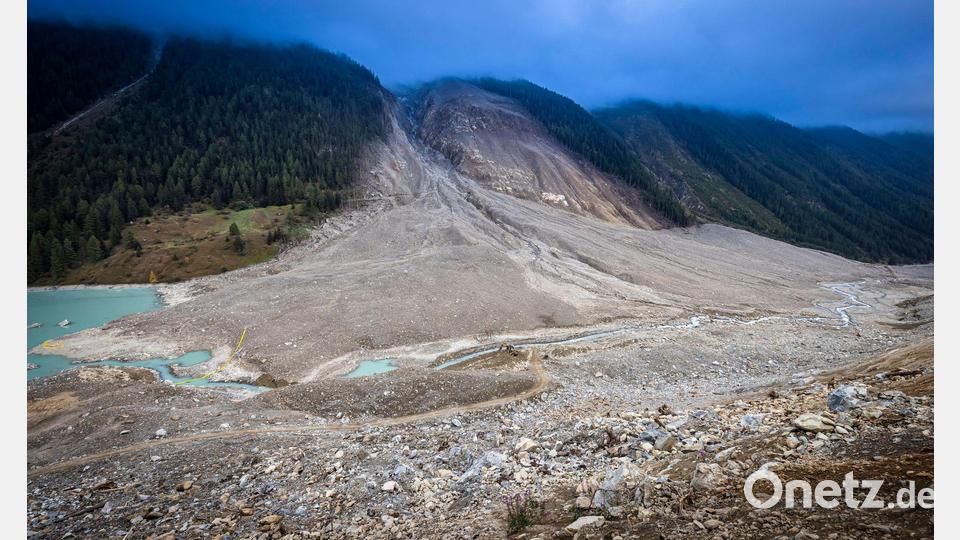 Das zerstörte Schweizer Dorf Blatten und die Spur des Erdrutsches vom Mai 2025. Bild: Michael Buholzer/KEYSTONE/dpa