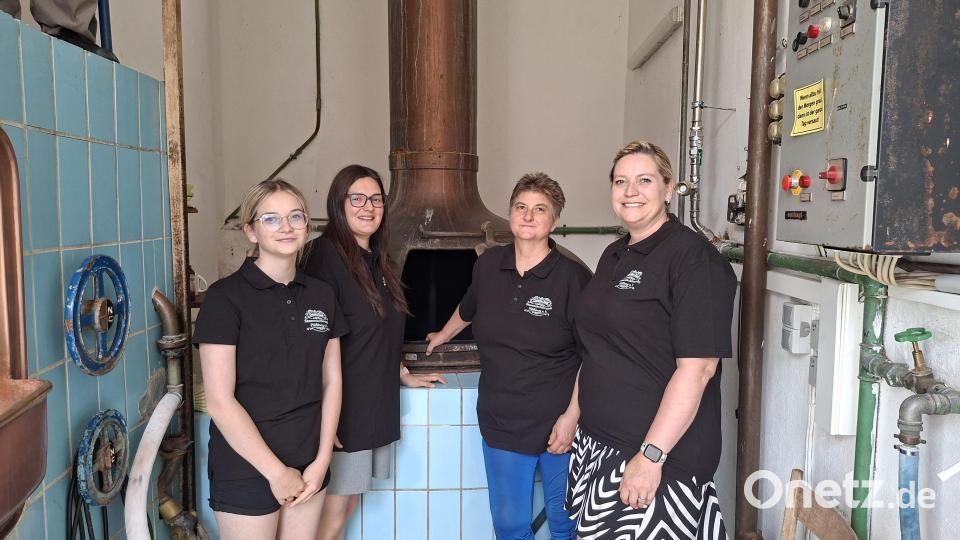Der Verein Stammtischfreunde Plößberg mit Vorsitzender Carolin Rosner (Zweite von links) und Stellvertreterin Angela Riedl (Zweite von rechts) betreibt die Brauerei aktuell auf Vereinsbasis. Bild: Hans Prem