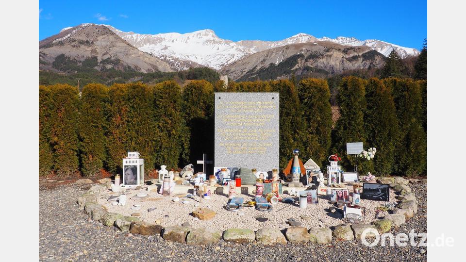 Eine Gedenktafel erinnert an den Flugzeugabsturz einer Germanwings-Maschine in den Alpen. Eine Klage auf zusätzliches Schmerzensgeld gegen das Luftfahrt-Bundesamt hat mehr als zehn Jahre nach der Katastrophe wenig Aussicht auf Erfolg. Bild: Christian Böhmer/dpa