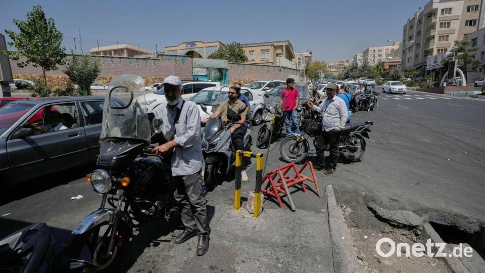 Motorräder und Autos stehen vor einer Tankstelle Schlange. (Archivbild) Bild: Vahid Salemi/AP/dpa