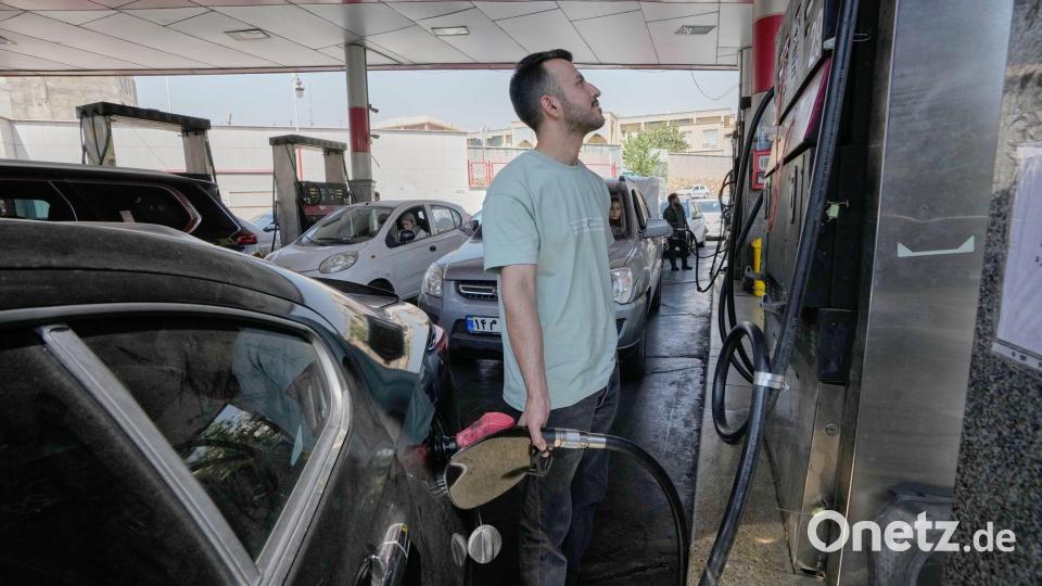 Sind Gerüchte in sozialen Medien der Grund für den Ansturm auf Tankstellen in Teheran? (Archivbild) Bild: Vahid Salemi/AP/dpa