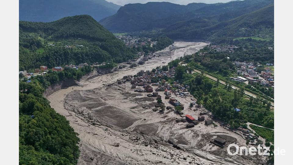 Nach der Sturzflut in Nepal stehen beschädigte Häuser gefährlich nahe an den angeschwollenen Ufern des Trishuli-Flusses. Bild: Niranjan Shrestha/AP/dpa