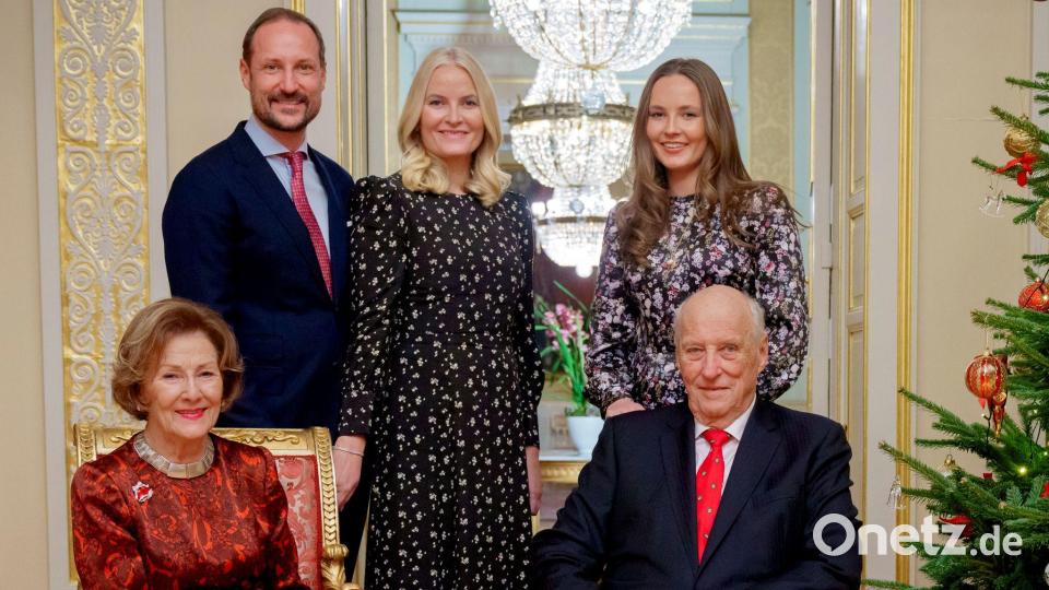 Die norwegische Königsfamilie 2024 bei einem Weihnachts-Fotoshooting. Hinten links steht der nun neue König Haakon, hinten rechts die neue Kronprinzessin Ingrid Alexandra. (Archivbild) Bild: Stian Lysberg Solum/NTB/dpa