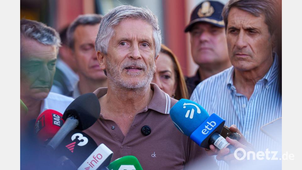Spaniens Innenminister Fernando Grande-Marlaska (Mitte) hat Frontex um Hilfe bei der Registrierung Tausender Migranten in Spaniens Nordafrika-Exklave Ceuta gebeten. (Archivbild) Bild: Francisco J. Olmo/EUROPA PRESS/dpa
