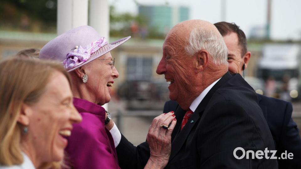 König Harald hatte einen feinen Humor. Hier lacht er 2023 zusammen mit der damaligen dänischen Königin Margrethe II. in Kopenhagen. (Archivbild) Bild: Steffen Trumpf/dpa